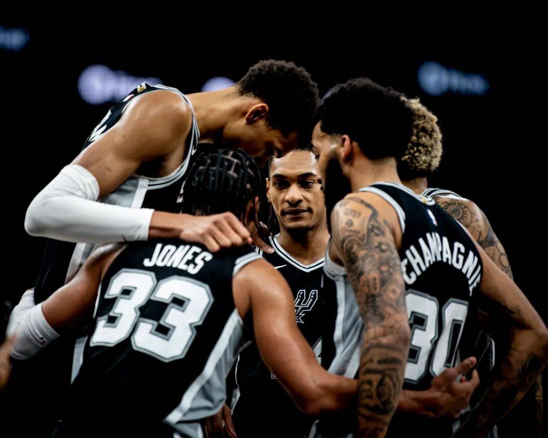 用背身护球 用背身护球